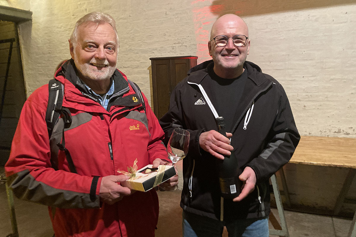 Der Vorsitzende des Obst- und Gartenbauvereins Rheinbreitbach, Norbert Buchbender (rechts), dankt dem scheidenden Wanderwart Josef Schneider mit einem Prsent. Fotos: Heinz Schmitz