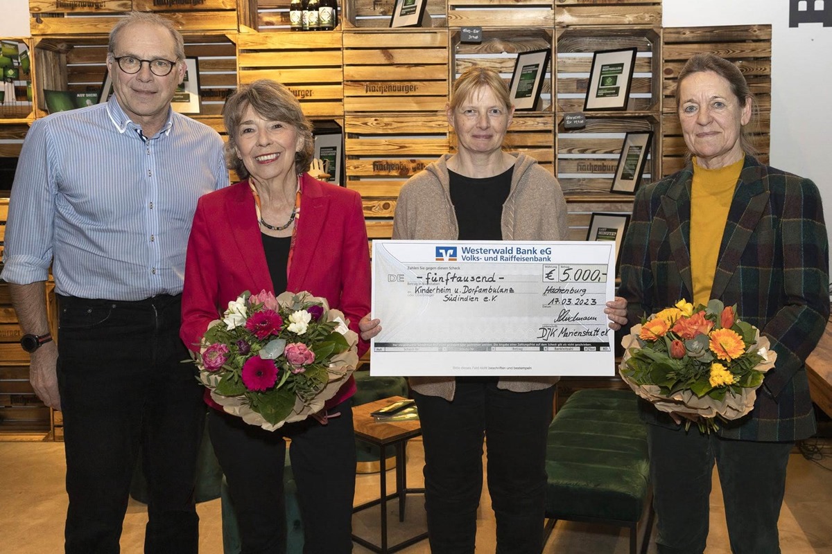 Das Lwenlauf Team hat jngst 5.000 Euro an den Verein "Kinderheim und Dorfambulanz Sdindien e.V." gespendet! V.l.n.r.: Dietrich Rockenfeller (Schatzmeister Kinderheim), Carla von Bibra-Schneider (2. Vors. Kinderheim), Patricia Schuchmann (1. Vors. DJK Marienstatt vom Lwenlauf Team), Dr. Anke Strenge Hesse (1. Vors. Kinderheim)