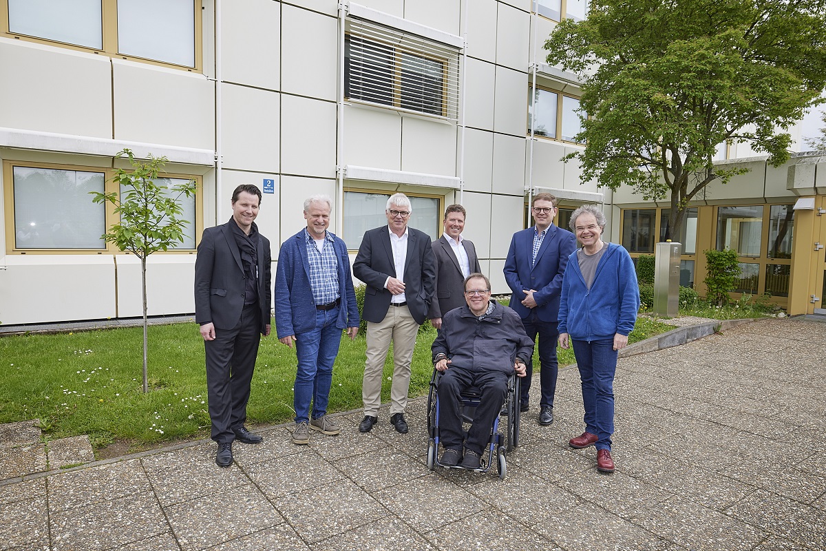 Der Landesbeauftragte fr die Belange von Menschen mit Behinderungen, Matthias Rsch (sitzend), mit Internatsleiter Wolfgang Schneider (von rechts), Erich Eich und Johannes Knapp (LBB-Niederlassung Diez), LBB-Geschftsfhrer Holger Basten, Alexander Fritzen (Mitglied der erweiterten Schulleitung) und Moritz Hartloff (LBB). (Foto: Olaf Nitz fr LBB)