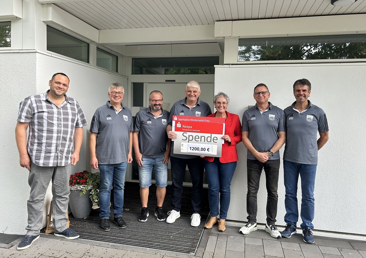 Die Abteilungsleitung der Alten Herren des TUS Ahrbach zu Besuch im Hospiz St. Thomas zur Spendenbergabe. (Foto: DGKK/Jennifer Bonin)