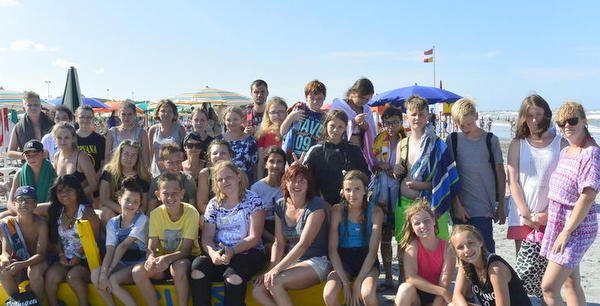 Die Reisegruppe aus dem Kreis Altenkirchen am Strand von Cesenatico an der italienischen Adriakste. Dort verbrachten die Teilnehmer sonnige Tage mit abwechslungsreichem Kultur- und Sportangebot. (Foto: privat)