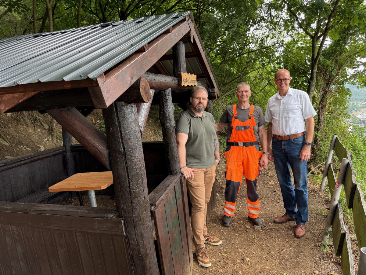 Projektleiter Bernhard Petroschka (Mitte) zeigt Stadtbrgermeister Ren Achten (links) und Brgermeister Jan Ermtraud die erneuerte Schutzhtte (Foto: Michael Remus)
