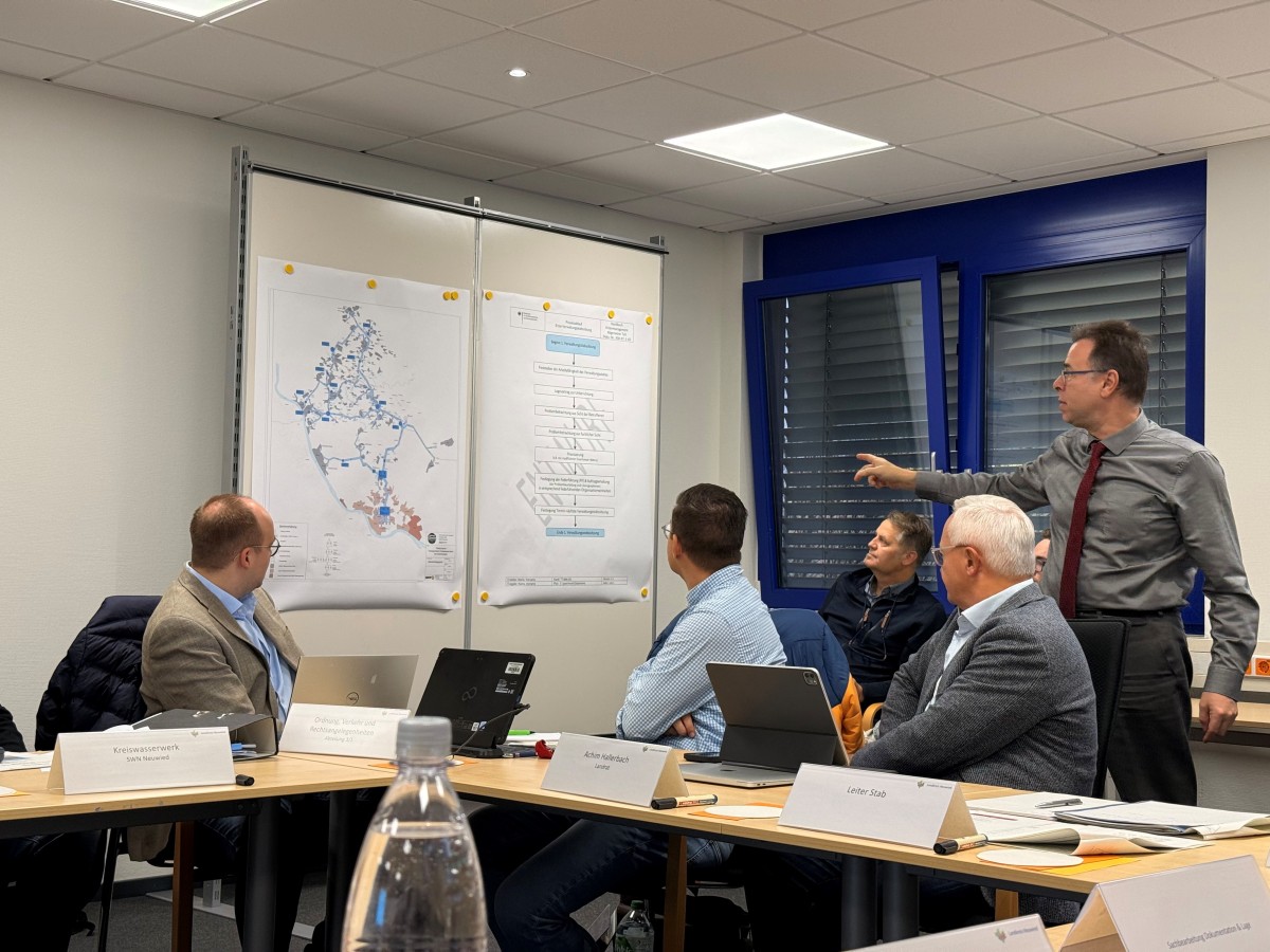 Im Rahmen seiner Winter�bung im Brand- und Katastrophenschutzzentrum wurde die Einsatz- und Handlungsf�higkeit des Verwaltungsstabs des Landkreises Neuwied auf die Probe gestellt. (Fotos: Thomas Herschbach und Martin Boden)