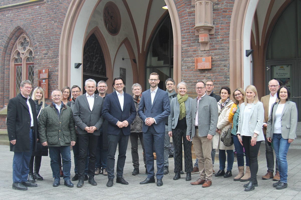Vor dem historischen Rathaus empfingen Stadtbrgermeisterin Gabi Wieland und Brgermeister Ulrich Richter-Hopprich von der Verbandsgemeinde eine Delegation aus Niedersterreich, darunter auch die Brgermeister Georg Hagl, Leopold Figl und Bernhard Heinl. (Bild: VG Montabaur / Christina Wei) 