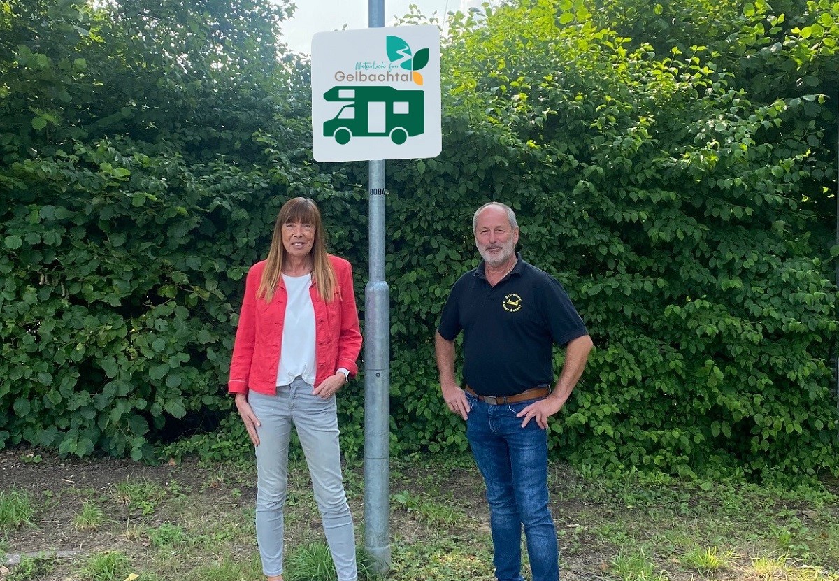 Karin Maas (Tourist-Info Montabaur) und Reiner Becker (Ortsbeirat Bladernheim) freuen sich ber das neue Angebot in Montabaur-Bladernheim fr Wohnmobilisten. (Foto: VG Montabaur / Andreas Mller)