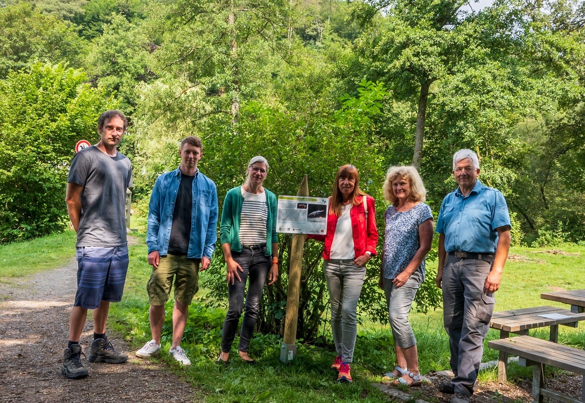 20 neue Tafel am Wegesrand des Gelbachtrails informieren ber die Besonderheiten in der Natur. Dafr haben sie zusammengearbeitet: (v.l.) Stefan Eschenauer und Simon Ostermann, (beide Naturpark Nassau); Steffi Zurmhlen (Touristinfo Bad Ems), Karin Maas (Tourist-Info Montabaur), Sabine Ksoll und Peter Fleck (beide VG Diez). (Foto: Felix Nowakowski)