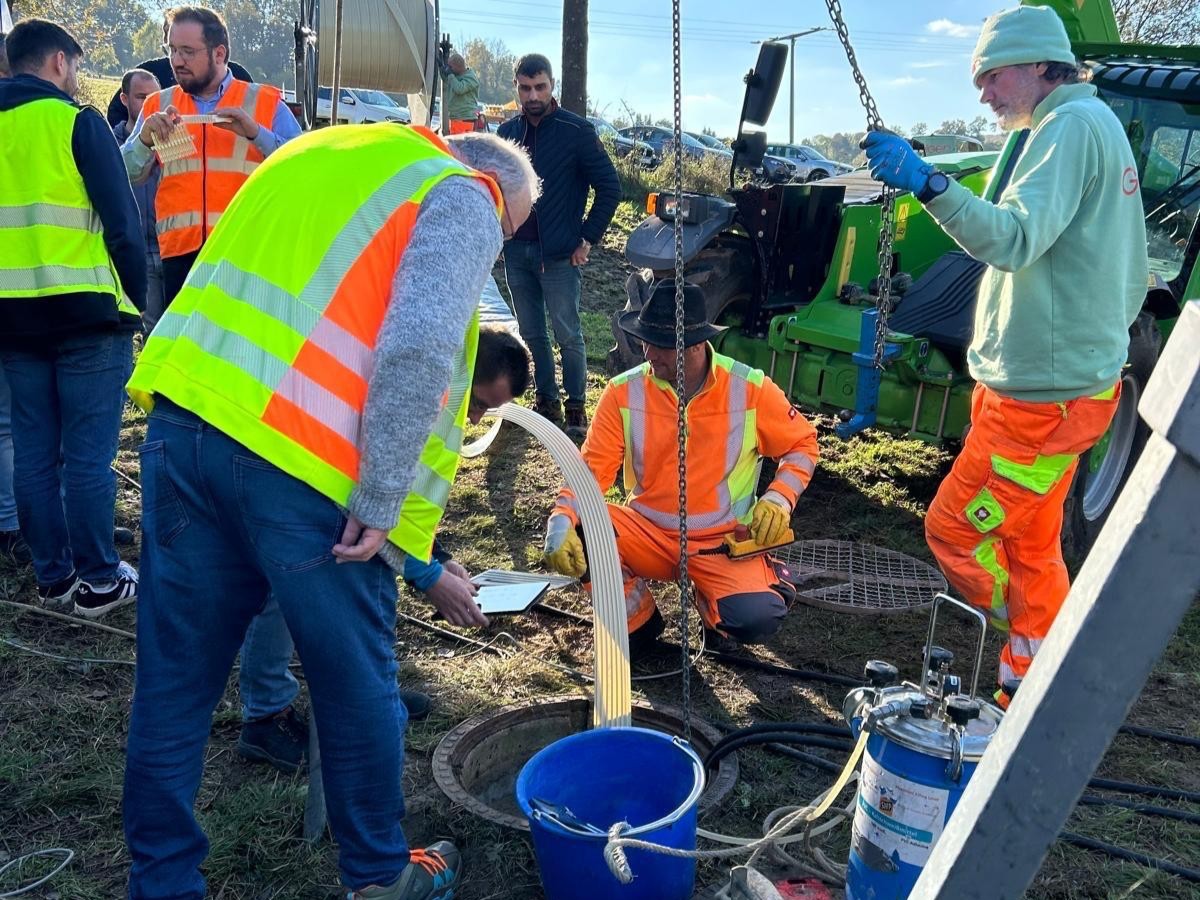 Das Wickelrohrverfahren zur Sanierung von Abwasserohren mit groem Durchmesser testen die Verbandsgemeindewerke Montabaur erstmals bei einem Verbindungssammler in Holler. (Fotos: VG Montabaur/Christopher Marx)
