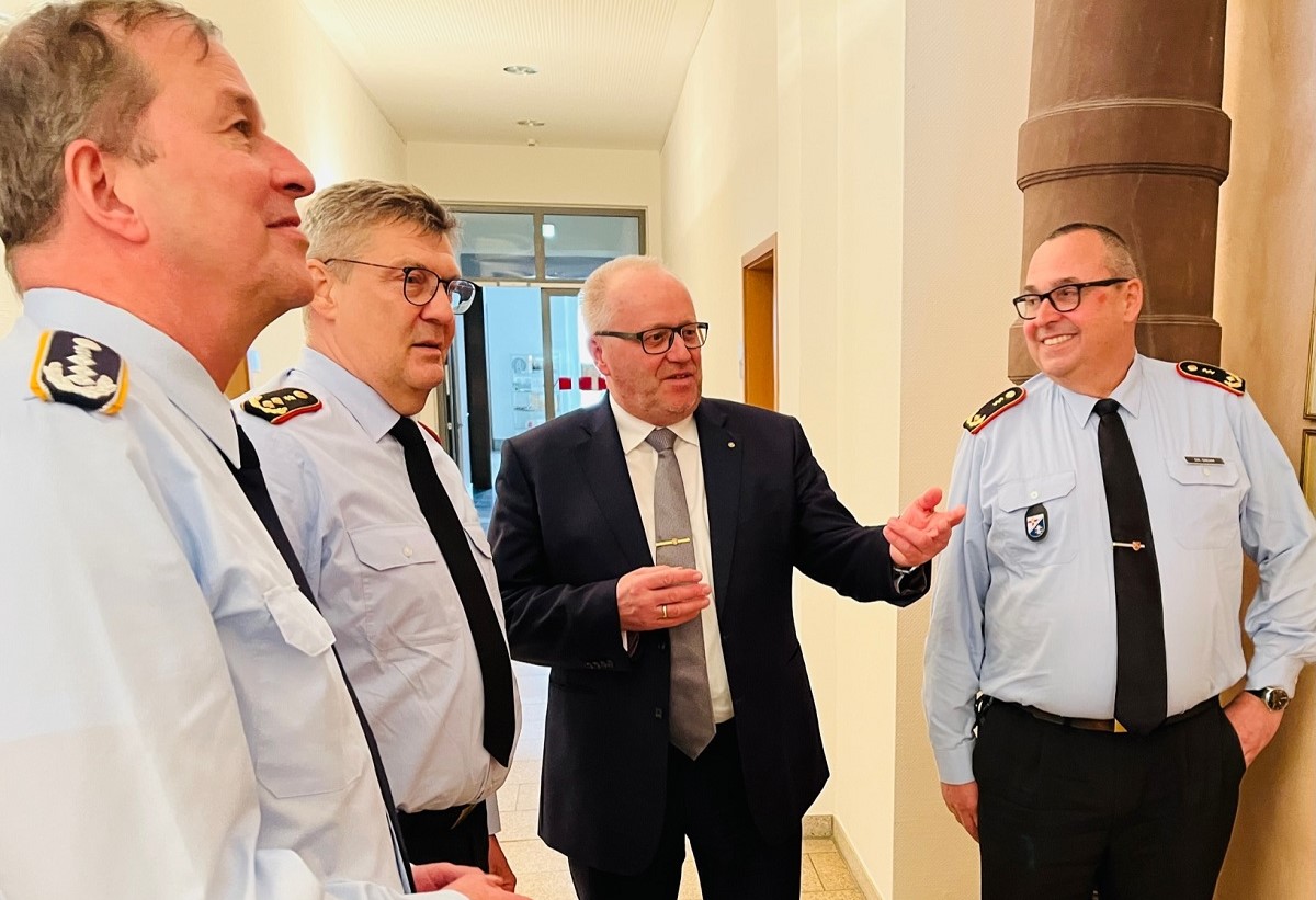 Tauschten sich im Altenkirchener Kreishaus zum Medizincampus Koblenz aus und sahen sich natrlich auch im Kreishaus um: (von links) Oberstarzt Professor Dr. Robert Schwab, Generalstabsarzt Dr. Norbert Weller, Landrat Dr. Peter Enders und Generalarzt Dr. Jens Diehm. (Foto: Thorsten Stahl/Kreisverwaltung) 