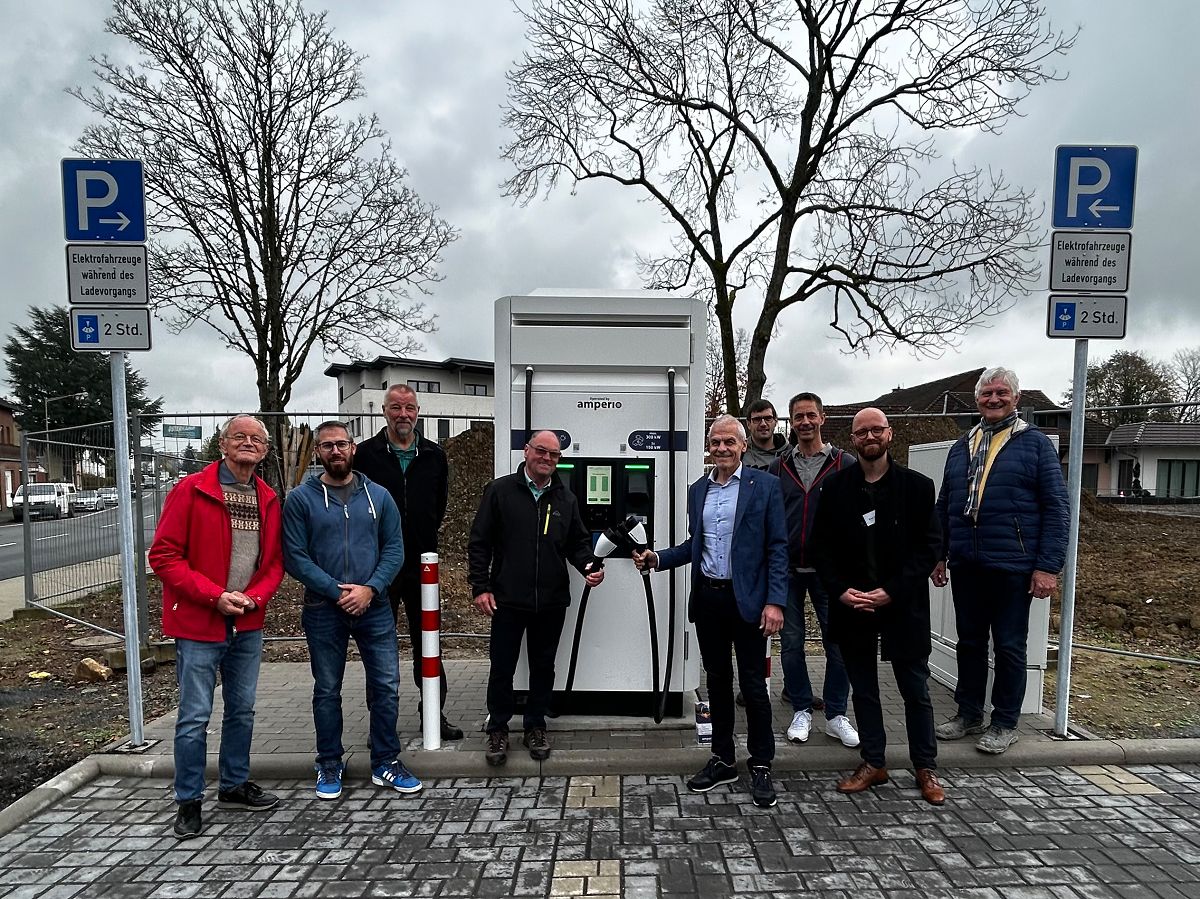 v.l.n.r.: Jrgen Hermann, Andreas Schmidt und Dirk Kullmann (alle Ortsgemeinderat), Manfred Berger (Ortsbrgermeister), VG-Brgermeister Fred Jngerich, Uwe Jungbluth (Beigeordneter OG), Sven Houck und Daniel Ernst (beide amperio GmbH) und Eberhard von Weschpfennig (Ingenieurbro von Weschpfennig) (Bildquelle: Verbandsgemeinde Altenkirchen-Flammersfeld)