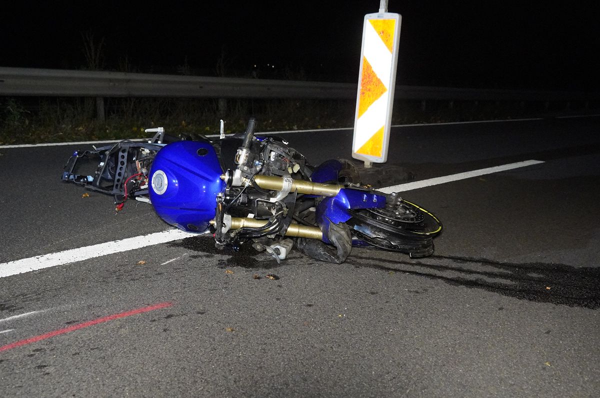Tragischer Unfall auf der B 256: Motorradfahrer stirbt nach Sturz im Baustellenbereich