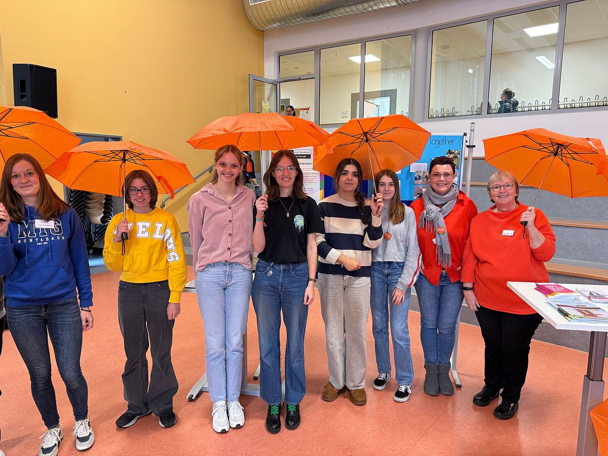Susanne Grg (2.v.r.) und Beate Ullwer mit Schlerinnen des Mons Tabor Gymnasiums aus dem Projekt Schule gegen Rassismus - Schule mit Courage und Lehrerin Svenja Breithausen (ganz links). (Foto: Anton Grg)