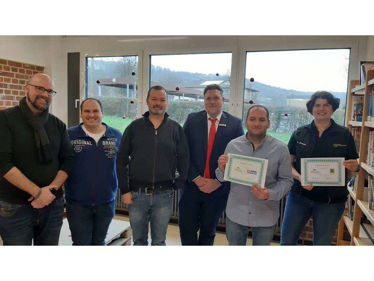 v.l.n.r.: Martin Ingiulla (BO-Koordinator), Tim Distelrath (SV-Lehrkraft), Michael Elbert (Schulleiter), Andreas Neu (Naspa, Westerburg), Florian Schulz (Metallbau Ferger, Winnen), Marleen Steinebach (Edeka Osterkamp, Hhn). (Foto: Susanne Jung-Kloft)