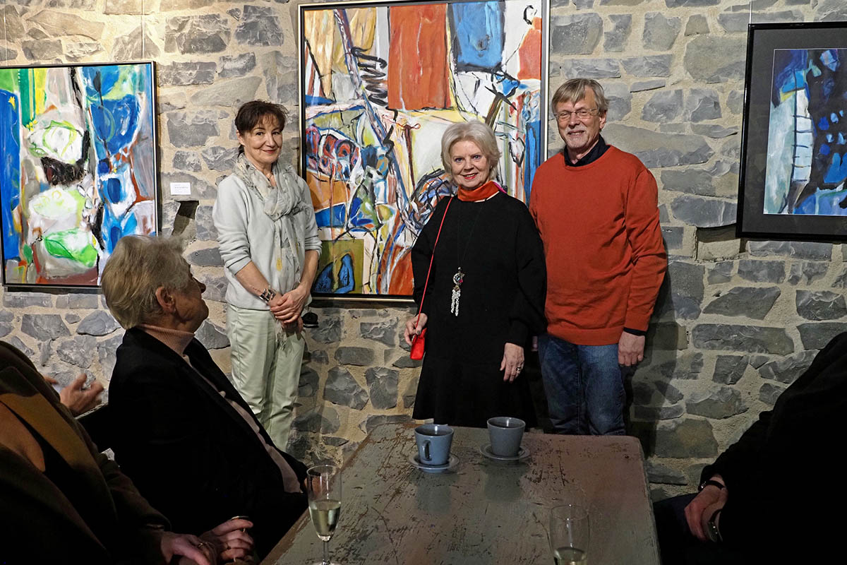 Brigitte Struif (Mitte) zeigt Lichtblicke auf der Leinwand im Caf Kohleschuppen des Stffel-Parks. Auch Sabine Drner und Martin Rudolph gratulieren ihr zur Ausstellungerffnung. (Fotos: Tatjana Steindorf) 