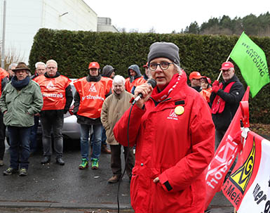 Dr. Heidi Schroth, politische Sekretrin der IG Metall Bezirk Mitte aus Frankfurt machte den Streikenden Mut. Fotos: anna