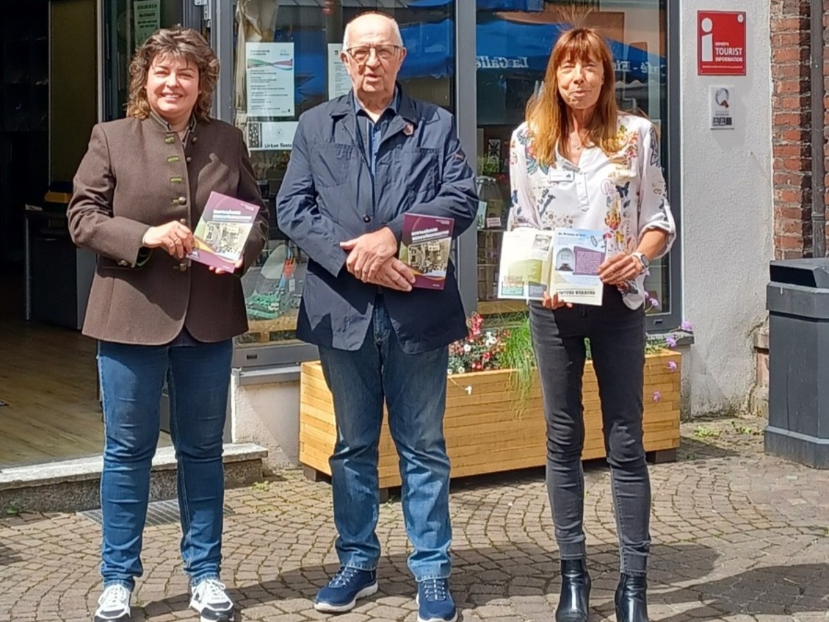 "Montaburer Merkwrdigkeiten" heit das neue Booklet, das der Autor und Geschichtensammler Bernd Schrupp (Mitte) sich ausgedacht hat. Bei der Umsetzung haben ihn Stadtbrgermeisterin Melanie Leicher als Herausgeberin (links) und Karin Maas als Leiterin der Tourist-Info untersttzt. (Foto: VG Montabaur/Christina Wei) 