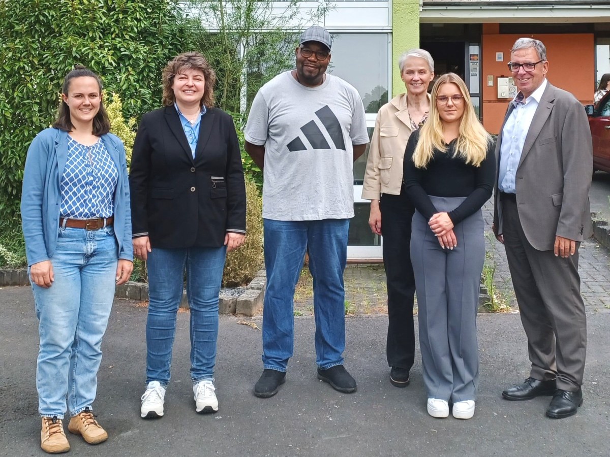 Hand in Hand haben Stadt und VG Montabaur sowie der Westerwaldkreis Haus Roberg in Montabaur an den Start gebracht. Beim Rundgang mit der Nachbarschaft waren dabei: Hausleiterin Johanna Schubert-Ergn, Stadtbrgermeisterin Melanie Leicher, Hausmeister Ulrick Smith, die Kreisbeigeordnete Gabi Wieland, Teamkoordinatorin Theres Hiob vom Kreisjugendamt sowie Andree Stein, der Erste Beigeordnete der VG. (Foto: Stadt Montabaur/Christina Wei)