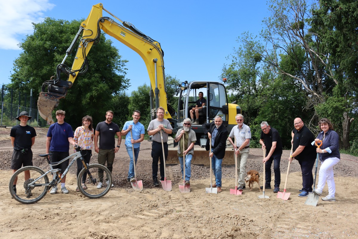 Spatenstich fr den neuen Pumptrack. Mit dabei waren: (von rechts) Stadtbrgermeisterin Melanie Leicher, Citymanager Oliver Krmer, die Beigeordneten Harald Hansen, Dr. Andreas Wechsung und Sascha Kniel, die Ortsvorsteher Jrg Mattern (Horressen) und Andreas Lorenz (Elgendorf), fr die Verwaltung Kay Brhl und Christian Kunoth als Projektleiter Tiefbau, Larissa Metz von JumaZu, Lasse Krtz als Vertreter Jugendlichen sowie Patrick Verdenik und Tom Stckert von Dirtways. (Foto: Stadt Montabaur/Christina Wei)