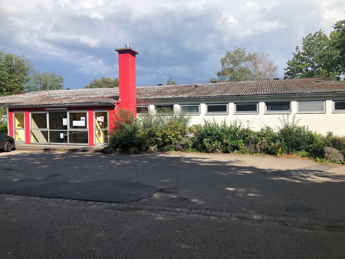 Die alte Sporthalle in Neuhusel soll dem Neubau eines modernen Feuerwehrgertehauses weichen. (VG Montabaur)