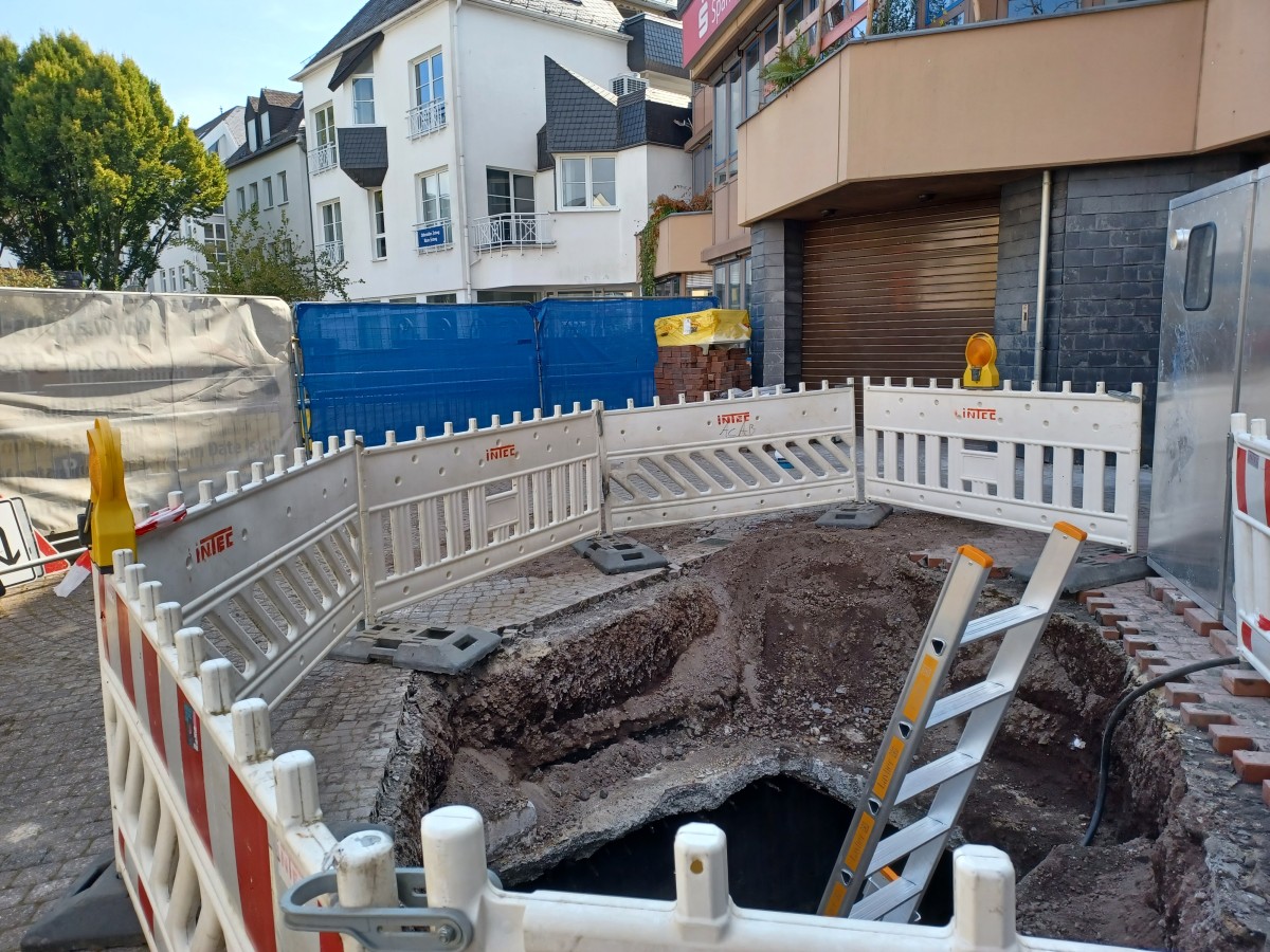 Derzeit wird ein kleines Teilstck der Stadtbachverrohrung unterirdisch saniert. Es handelt sich um den Abschnitt, der quer unter dem Gebude der ehemaligen Sparkasse verluft. Die Einstiegsgrube befindet sich neben der Zufahrt zur Tiefgarage Altstadt am Steinweg. Foto: Stadt Montabaur / Christina Wei