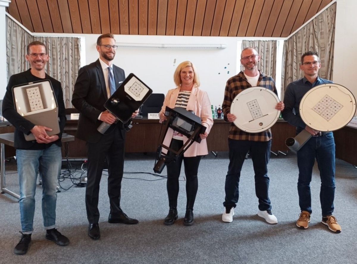 Straenbeleuchtung in der VG Montabaur wird flchendeckend auf sparsame LEDs umgerstet. Die neuen Modelle prsentierten: Klimaschutzmanager Max Weber, Brgermeister Ulrich Richter-Hopprich, Sandra Knig als Sprecherin der Ortsbrgermeister sowie die beiden Projektleiter Rafael Platzek und Kay Brhl vom Team Straenbau. (Fotos: VG Montabaur/Christina Wei)