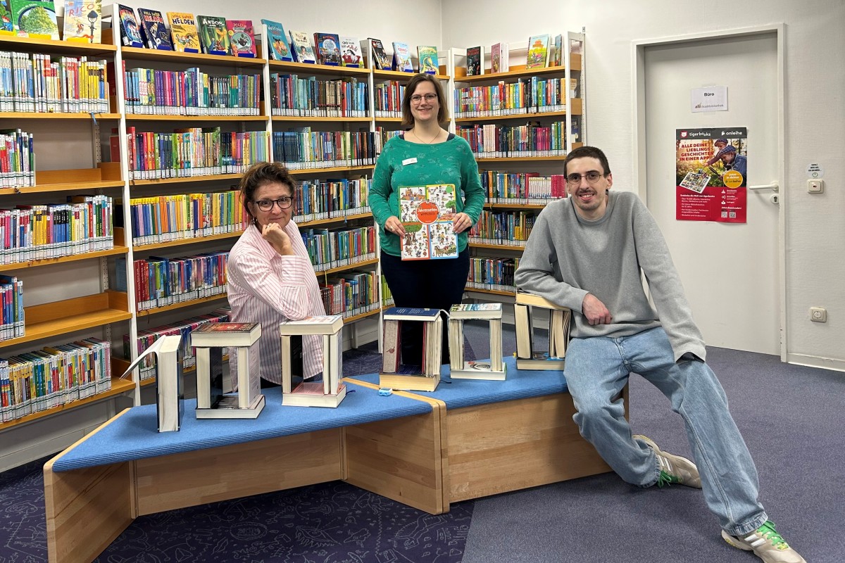 100.000 Bcher und andere physische Medien gingen in der Stadtbibliothek Montabaur bis Ende September ber die Theke. Das ist neuer Rekord. Darber freut sich das Team: (v.l.) Ursula Kingen, Bibliotheksleiterin Carina Senko und Lukas Wilhelmi. Foto: Stadtbibliothek Montabaur / Christina Wei