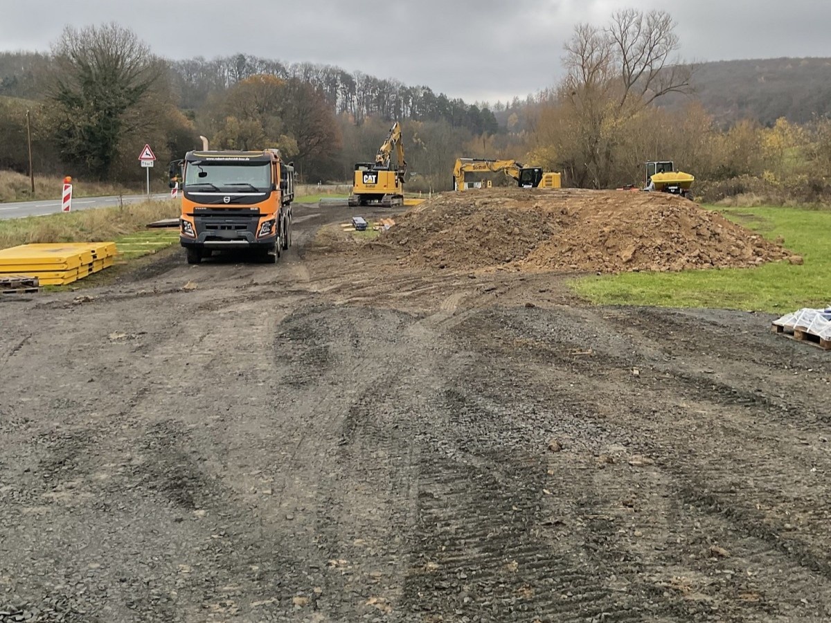 Neben der L318 sdlich von Grgeshausen wird ein neues Regenrckhaltebecken gebaut. (Foto: VG Werke/Michael Maurer)