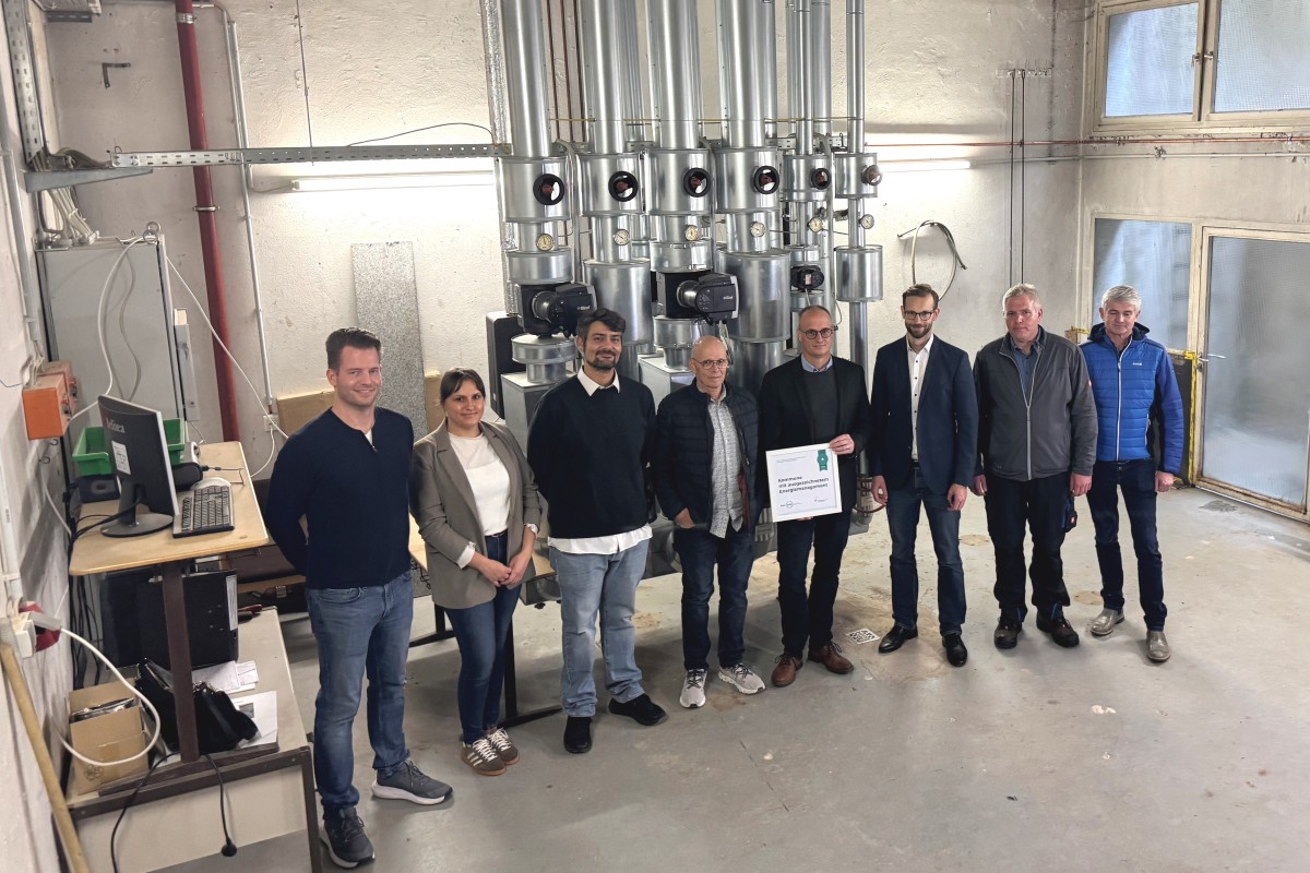 Energiesparen in der Schule ist eine Teamleistung. Das haben beim Ortstermin im Heizungskeller der Heinrich-Roth-Schule die Beteiligten unter Beweis gestellt. Mit dabei waren Thilo Walet und Michelle Najmula vom Energie-Team, Alexander Kuhn von der Energieagentur RLP, Johannes Noll und Markus Felsing (Energie-Team), Brgermeister Ulrich Richter-Hopprich, Hausmeister Christian Ihl sowie Schulleiter Franz-Josef Gerz. (Foto: VG Montabaur/Anna-Sophia Krummeich)