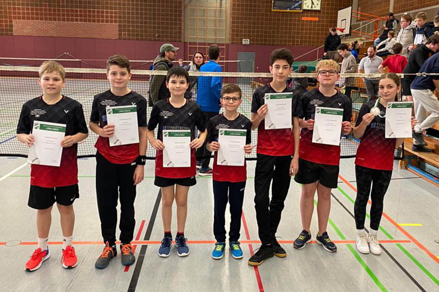 Badmintonclub Altenkirchen: Nachwuchsturnier in Mayen und Saisonabschluss der Seniorenmannschaft 