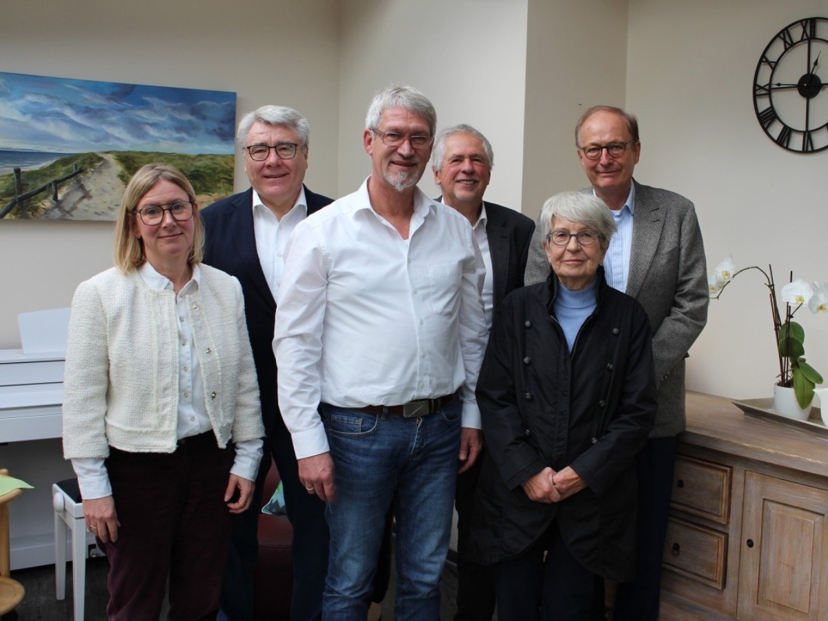 Die Erika und Walter Schwerdfeger-Stiftung hat dem Evangelischen Hospiz Siegerland 2.500 Euro gespendet. Hospizleiter Burkhard Klsch (dritter von links) freute sich ber den Besuch von (von rechts) Erika Schwerdfeger, die mit den Beiratsmitgliedern Reinhard Quast, Karl Fleschenberg und Wilfried Groos sowie mit Sandra Fuchs vom Stiftungsservice der Sparkasse Siegen an der Wichernstrae vorbeischaute. (Foto: Blazenka Sokolova)