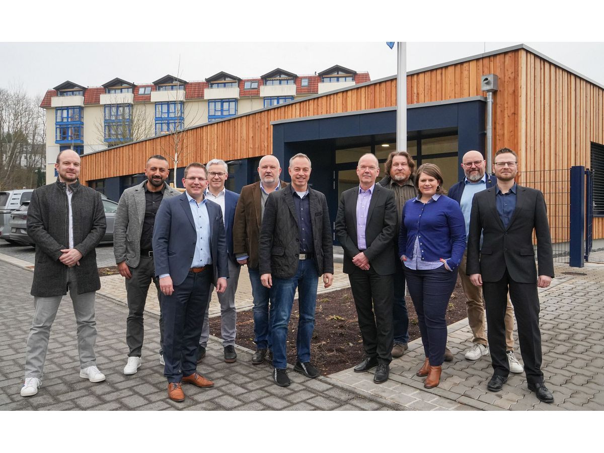 v.l.n.r.: Patrick Weyer - Werkleiter VGW Ransbach-Baumbach, Krsad Avsar - erster Werkleiter VGW Ransbach-Baumbach, Lars Hrnig - Geschftsfhrer Vereinige Wasserwerke Mittelrhein GmbH, Andreas Klute - Werkleiter VGW Montabaur, Alexander Huser - Werkleiter VGW Hhr-Grenzhausen, Michael Merz - Brgermeister VG Ransbach-Baumbach, Thilo Becker - Brgermeister VG Hhr-Grenzhausen, Wolfgang Kochhan - Bereichsleiter Wasserwirtschaft Vereinigte Wasserwerke Mittelrhein GmbH, Alexandra Marzi - Brgermeisterin VG Wirges, Michael Endlein - Technischer Werkleiter VGW Wirges, Daniel Zipperling - Stellvertretender Werkleiter VGW Hhr-Grenzhausen