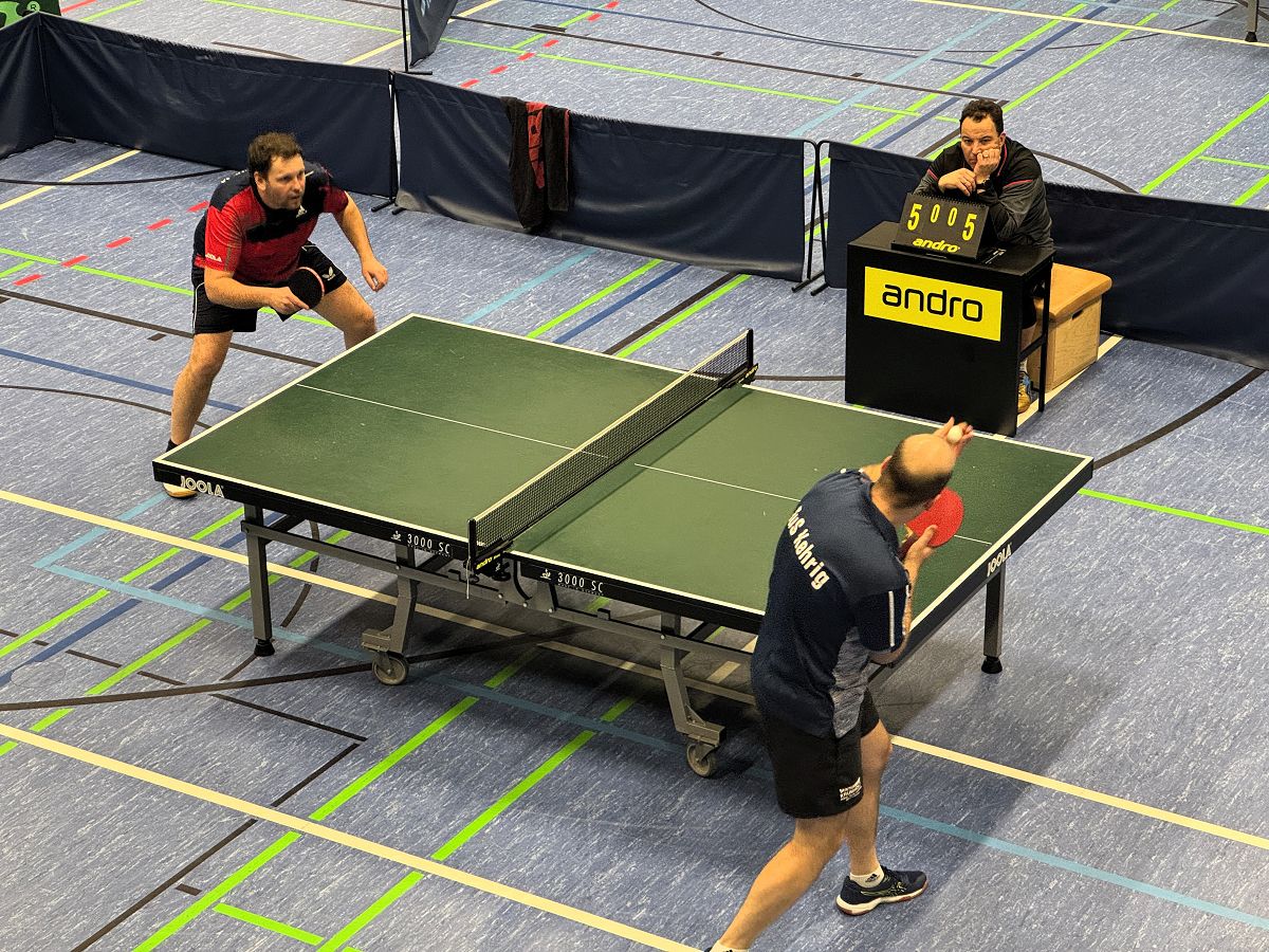 Christian Hertling (links) von der 1. Mannschaft der Tischtennisabteilung des VfL Waldbreitbach gibt im Spiel gegen den Tabellenfhrer Kehrig alles. (Foto: Jrg Weienfels)