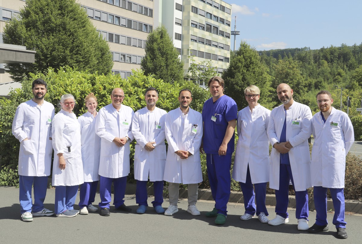 Das Team der Urologie am Diakonie Klinikum Jung-Stilling unter der Leitung der Chefrzte Dr. Mahmoud Farzat (5. von rechts) und Dr. Peter Weib (4. von links) verzeichnet steigende Zahlen bei roboterassistierten Operationen an Prostata, Blase, Harnwegen und Niere. (Foto: Diakonie in Sdwestfalen)