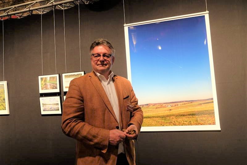 Peter Lindlein vor seiner Aufnahme Der weite Westerwald - Blick bei Herpteroth - Lindlein macht einfach aber mit extremer Wirkung auf das Allein des Ortes aufmerksam. Die Bilder erzhlen Geschichten. (Fotos: KathaBe)