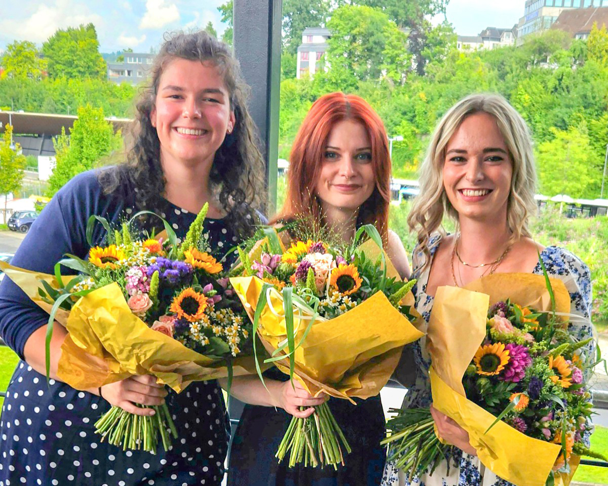 Franziska Weiser, Sabrina Hlterhoff, Viktoria Hain (von links) sowie Lea Menzel haben am Diakonie Klinikum in Siegen und Freudenberg erfolgreich ihre dreijhrige Ausbildung zu Operationstechnischen Assistentinnen abgeschlossen.
Foto: Diakonie in Sdwestfalen