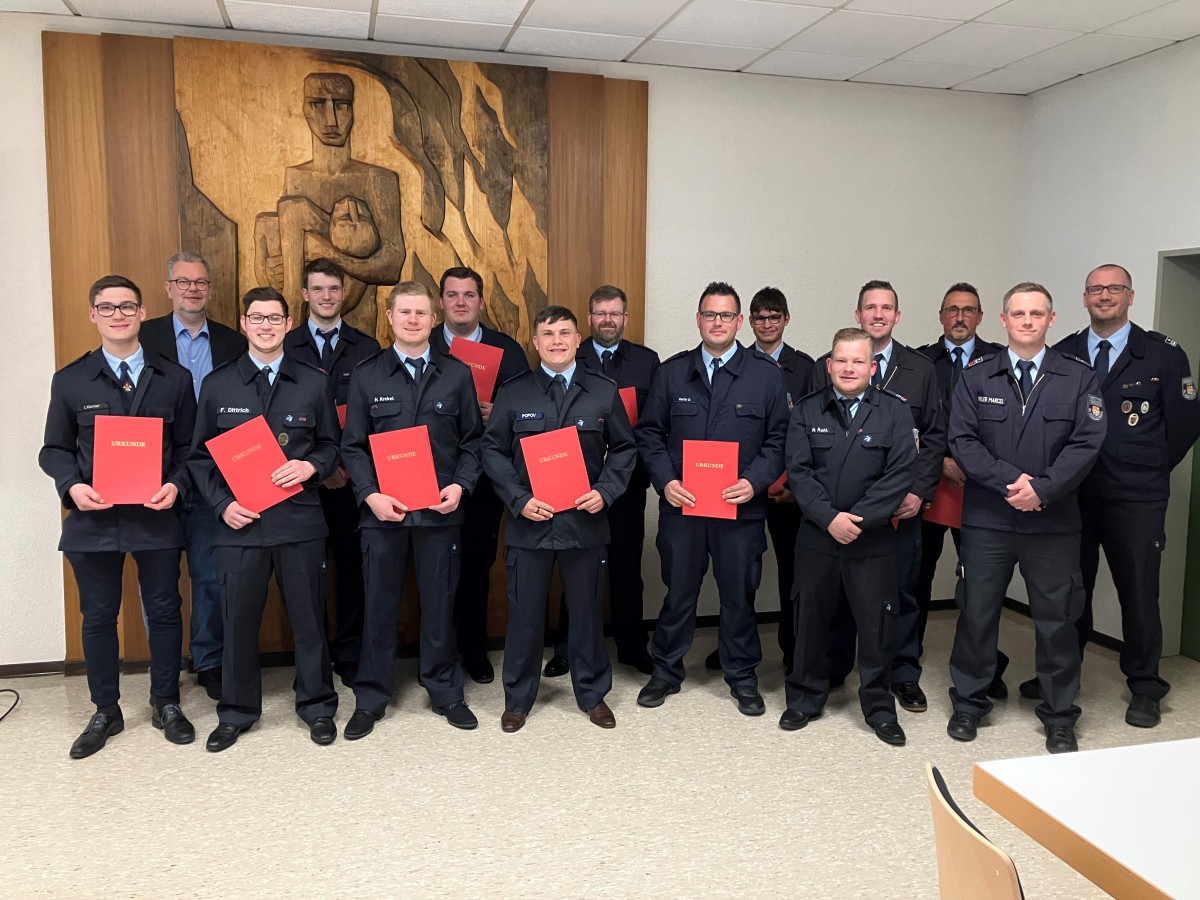 Befrderung von elf Feuerwehrmnnern whrend des Treffens der Feuerwehr Westerburg. (Foto: Feuerwehren Verbandsgemeinde Westerburg)