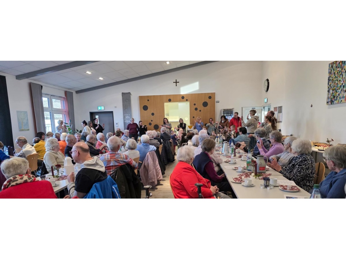 Beim Patientennachmittag der kumenischen Sozialstation in Gebhardshain genossen die Gste nicht nur selbstgebackenen Kuchen zum Kaffee, sondern auch ein frhlich-buntes Rahmenprogramm. (Foto: Diakonie in Sdwestfalen)