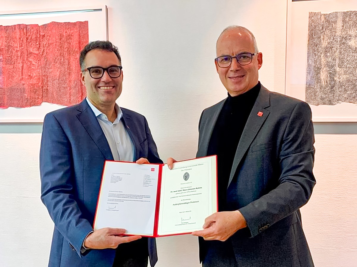 Prof. Dr. Marco J. Battista (links), Chefarzt der Klinik f�r Gyn�kologie und Gyn�kologische Onkologie am Diakonie Klinikum Jung-Stilling in Siegen, erh�lt die Urkunde �ber seine au�erplanm��ige Professur an der Johannes-Gutenberg-Universit�t Mainz aus den H�nden von Universit�tspr�sident Prof. Dr. Georg Krausch. (Foto: Diakonie in S�dwestfalen)