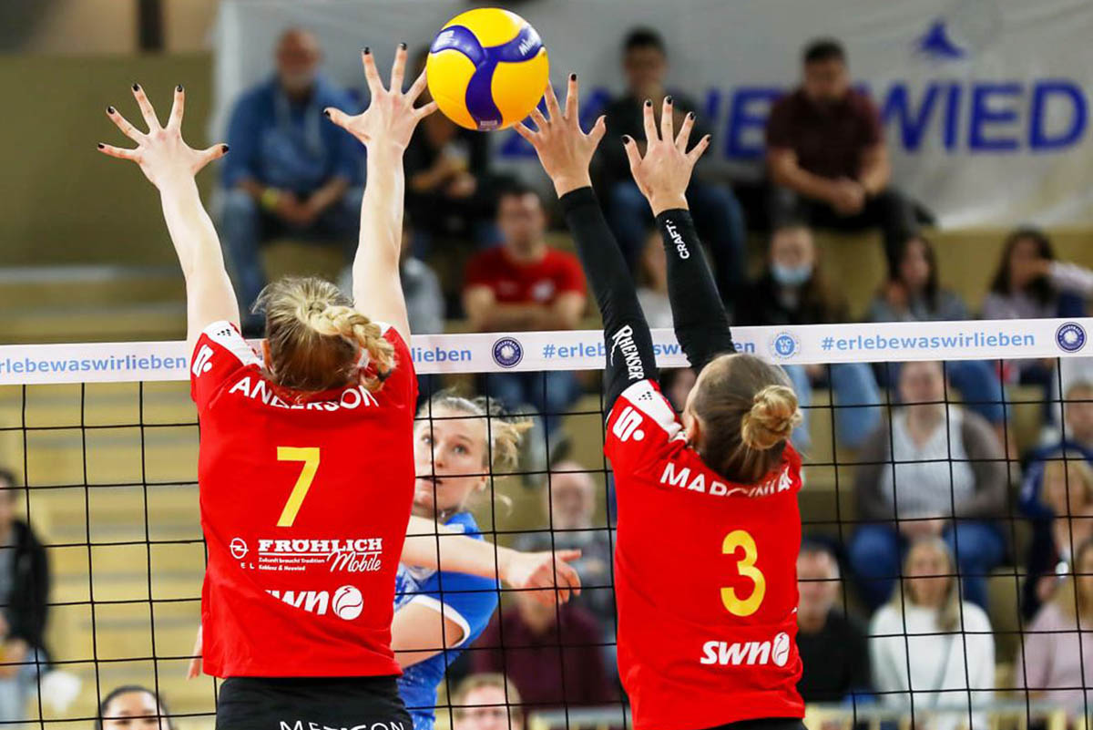 Wiesbadens Top-Scorerin Laura Knzler findet die Blocklcke zwischen Rachel Anderson und Isabelle Marciniak. Foto: Detlev Gottwald