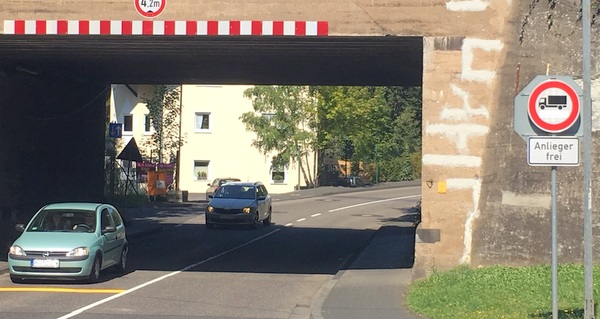 Das Verkehrszeichen 253 (rechts) sorgt fr viel rger und Wirbel in Wissen: Der LBM Diez hat es angeordnet. Es trennt Betriebe auf dem Alserberg ab und zwingt Unternehmen am Logistik- und Gewerbestandort Wissen zu langen Umwegen. Die Verbandsgemeindeverwaltung will in begrenzten Fllen Ausnahmen auf schriftlichen Antrag genehmigen. (Foto: privat)