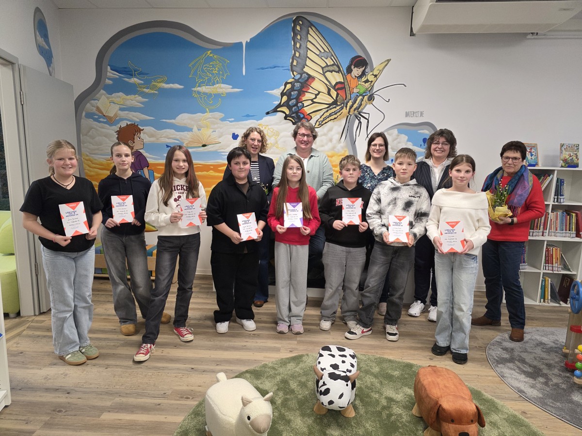 Kreisentscheid Westerwald S�d des Vorlesewettbewerbs in der Stadtbibliothek Montabaur: Die teilnehmenden Sch�ler pr�sentieren gemeinsam mit der Jury sowie Stadtb�rgermeisterin Melanie Leicher und Bibliotheksleiterin Carina Senko stolz ihre Urkunden. (Foto: VG Montabaur/Anna-Sophia Krummeich)