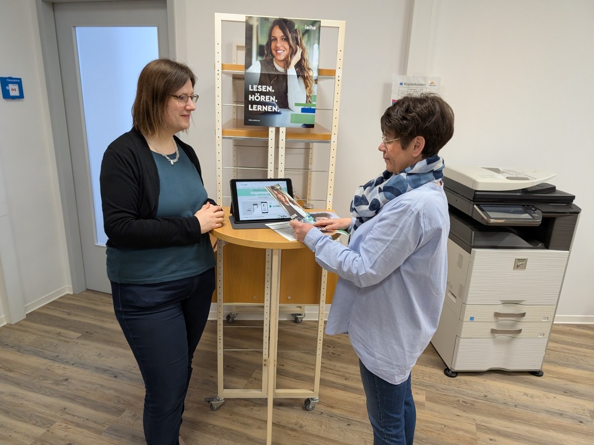 Das Team der Stadtbibliothek Montabaur � hier Carina Senko (links) und Diane M�ller Lopez - ber�t die Leser, wie der digitale Umzug zur neue Onleihe funktioniert. (Foto: Stadtbibliothek Montabaur/Lukas Wilhelmi)