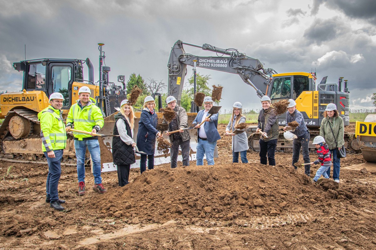 Freuten sich �ber den Spatenstich f�r den Kita-Neubau in Nentershausen (von links) Victor Wilhelm (VG Montabaur), Philipp Nei� (Dichelbau), Julia Moser-Winterwerber (VG Montabaur), Sylvia Zernig (Pfarrei St. Laurentius), Andr� Kramm (Architekt), Tobias Reusch (Ortsb�rgermeister Nentershausen), Daniela Klaus (1. Beigeordnete Nentershausen), Gunnar Bach (Ehrenamtlicher Beigeordneter VG Montabaur), Norbert Noll (Pfarrei St. Laurentius) Jasna Dujmovic (Kita-Leitung) und ein Kita-Kind. (Foto: OG Nentershausen/Andreas Egenolf)