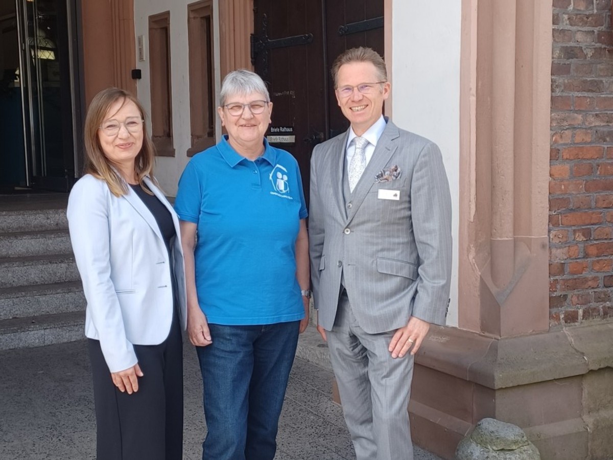 Gemeinsam f�r Jung und Alt: Die neue Generationenbeauftragte Magdalena Marjanovic, Schwester Barbara Spiegelhoff und der Erste Beigeordnete Tobias Panne setzen auf Vernetzung, Ehrenamt und generationen�bergreifende Angebote. (VG Montabaur/Christina Wei�)
