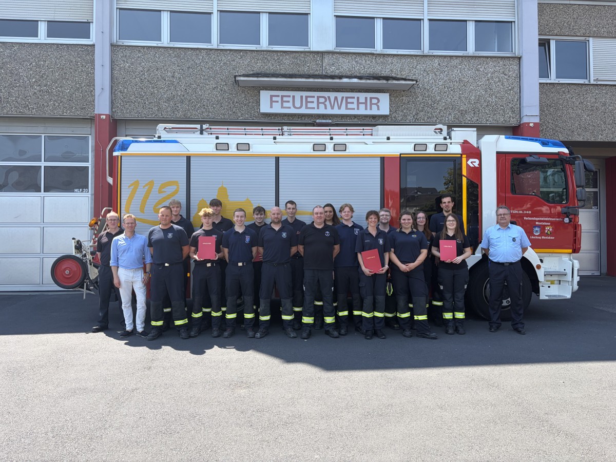 Die neuen Feuerwehrleute haben ihre Grundausbildung erfolgreich abgeschlossen. Dazu gratulierten (links) der Stellvertretende Wehrleiter Patrick Weyand, der Erste Beigeordnete Tobias Panne und (rechts) Lehrgangsleiter Michale Hainze. (Foto: VG Montabaur/Carsten Stach)