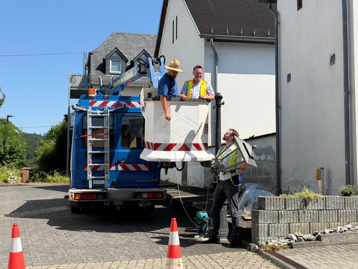 In Oberelbert hat Ortsb�rgermeister Sebastian Stendebach (Mitte) den letzten Leuchtenkopf ausgewechselt, unterst�tzt von Florian Ohse (links) und von B�rgermeister Ulrich Richter-Hopprich. (Foto: VG Montabaur/Siteco/Matthias Rubin)