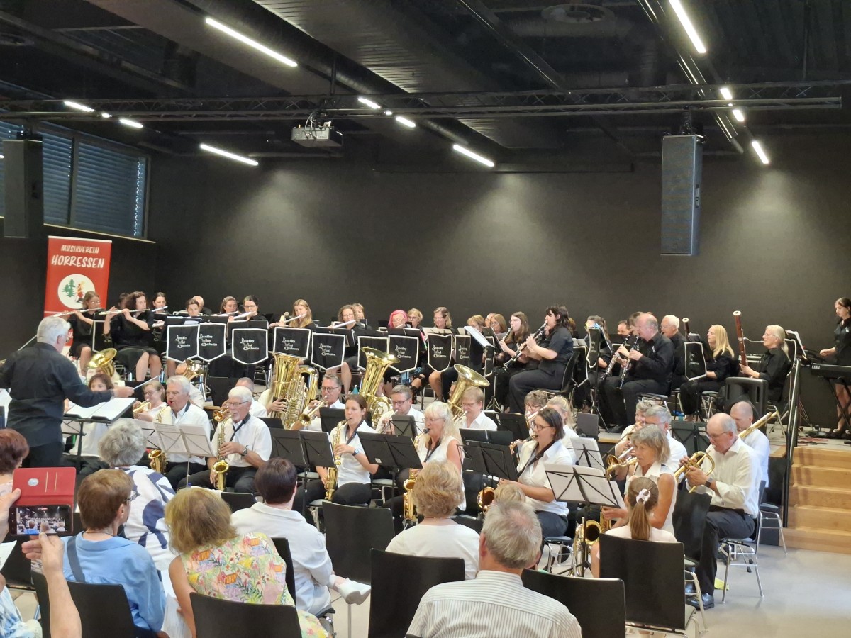 Musik verbindet: Das zeigte das britische Brackley Wind Orchestra bei einem Konzert gemeinsam mit den Gelbachtaler Musikanten und dem Musikverein Holler. (Foto: Stadt Montabaur/Claudia Bastian-Tertsch)