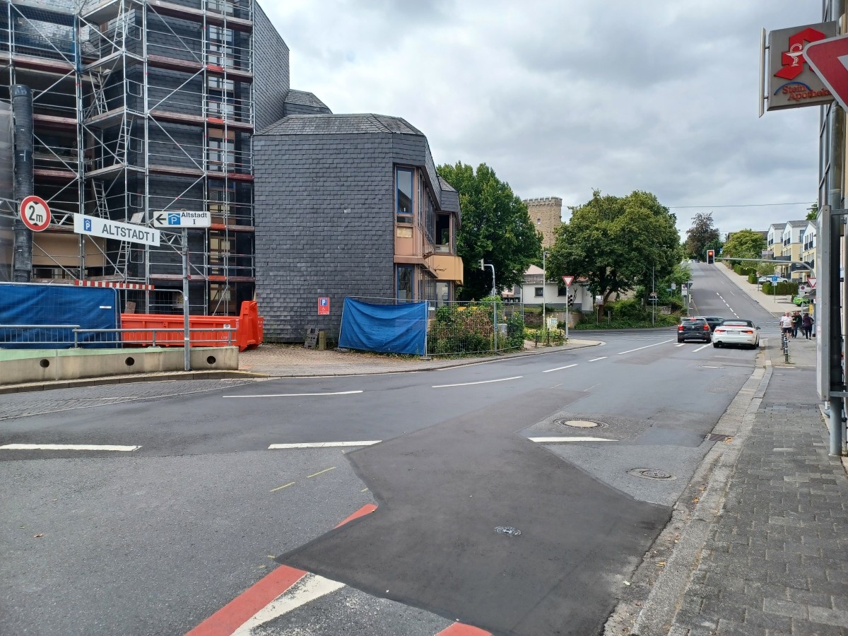 Der Steinweg wird im Bereich der Zufahrt zur Tiefgarage Altstadt I ab dem 10. August komplett f�r Fahrzeuge gesperrt. Der Grund: Hier werden neue Rohre f�r den unterirdisch verlaufenden Stadtbach eingesetzt, der quer unter der Stra�e liegt. (Foto: VG Montabaur/Christina Wei�)