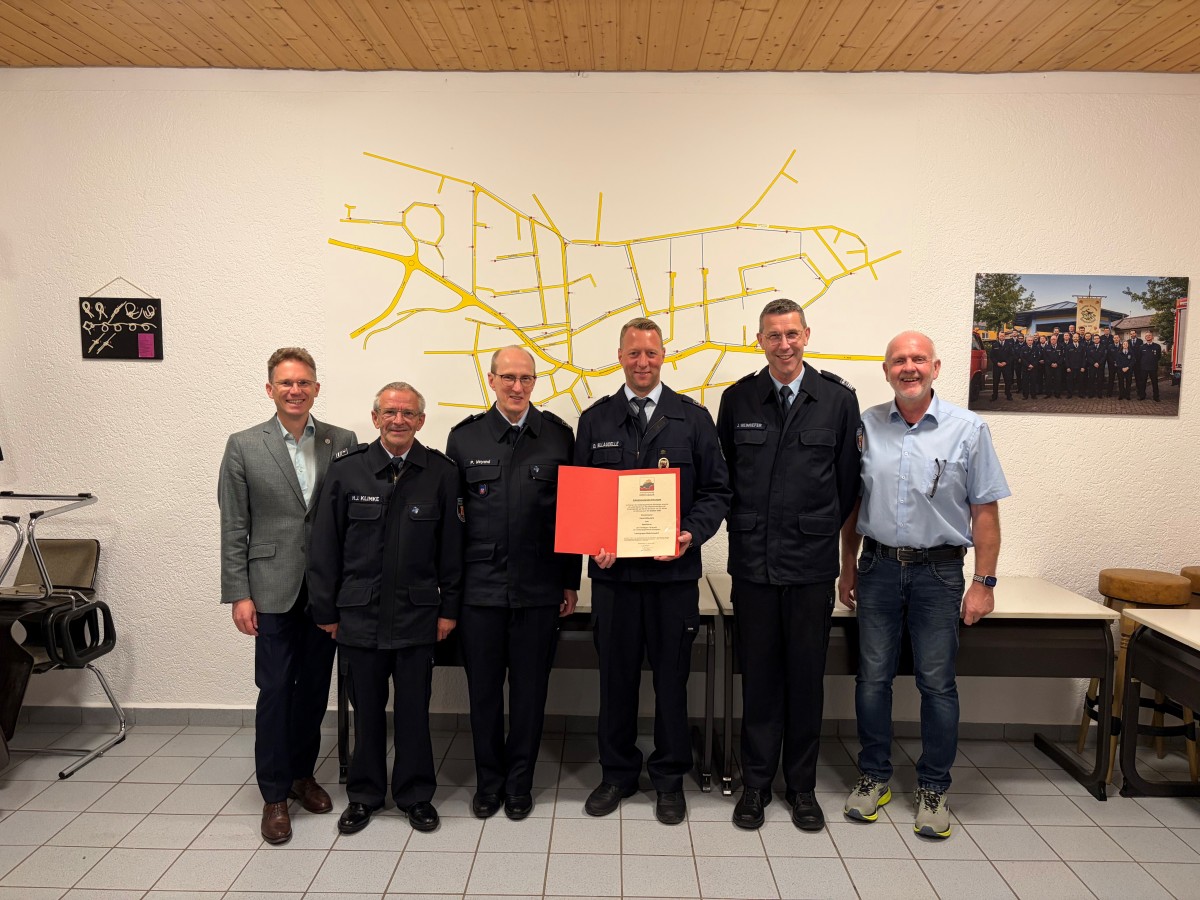 Der alte ist auch gleichzeitig der neue Wehrf�hrer: Daniel Billaudelle (Mitte) - Zur Wahl gratulierten: der Erste Beigeordneten Tobias Panne, die beiden Stellvertretenden Wehrleiter Hans-Joachim Klimke und Patrick Weyand, Wehrleiter Jens Weinriefer und Ortsb�rgermeister Ralf Heibel. (Foto: VG Montabaur/J�rg Albrecht) 