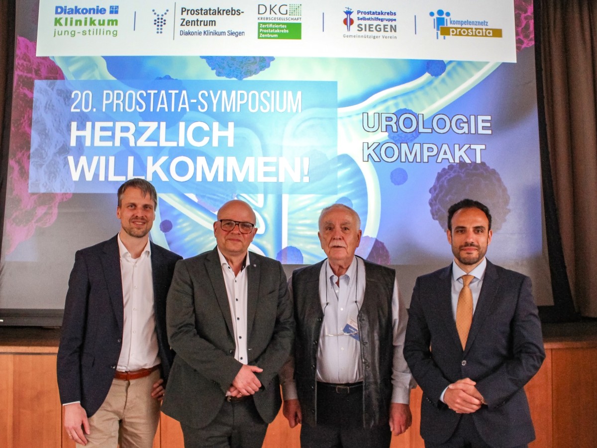 Sie lieferten Informationen zum Thema Prostatakrebs (von links): Ren� Baumann (Chefarzt Radioonkologie, St. Marien-Krankenhaus), Dr. Peter Weib (Chefarzt Urologie, Diakonie Klinikum), Lothar Stock (Sprecher Prostata-Selbsthilfegruppe) und Dr. Mahmoud Farzat (Chefarzt Robotische Urologie, Diakonie Klinikum). (Foto: Diakonie in S�dwestfalen)