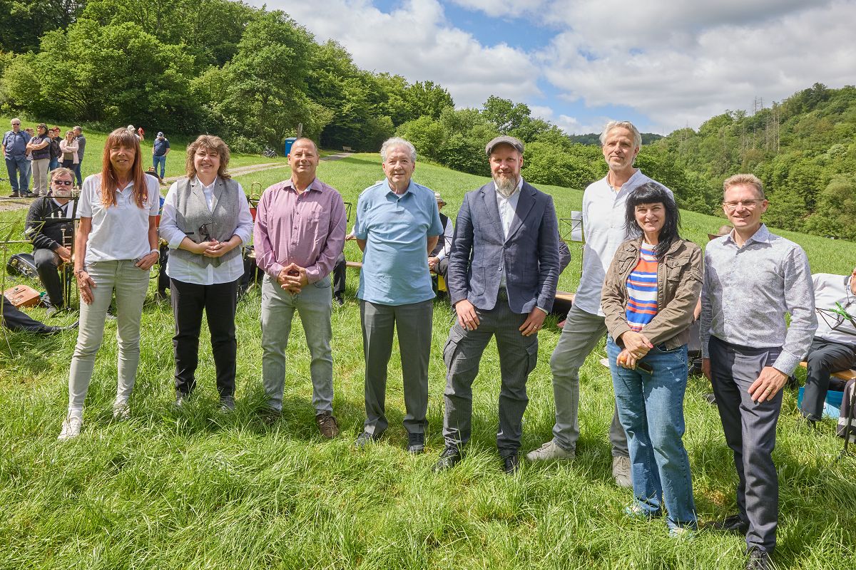 Bei herrlichem Wetter wurde das neue Highlight am GelbBACHTrail mit den Projektbeteiligten eingeweiht. V.l.n.r. Projektleiterin Karin Maas; Stadtb�rgermeisterin Melanie Leicher; Ortsb�rgermeister Manfred Hasse; Ehrengast Ed Rosenthal aus Chicago; Sascha Schmitz, Gesch�ftsf�hrer der Firma ARGO; Holger Lindner, Gesch�ftsf�hrer Firma Lindner und Steffen; H�rspiel-Sprecherin Jessica Tiziani und Tobias Panne, Erster Beigeordneter der VG Montabaur. (Foto: VG Montabaur / Olaf Nitz)